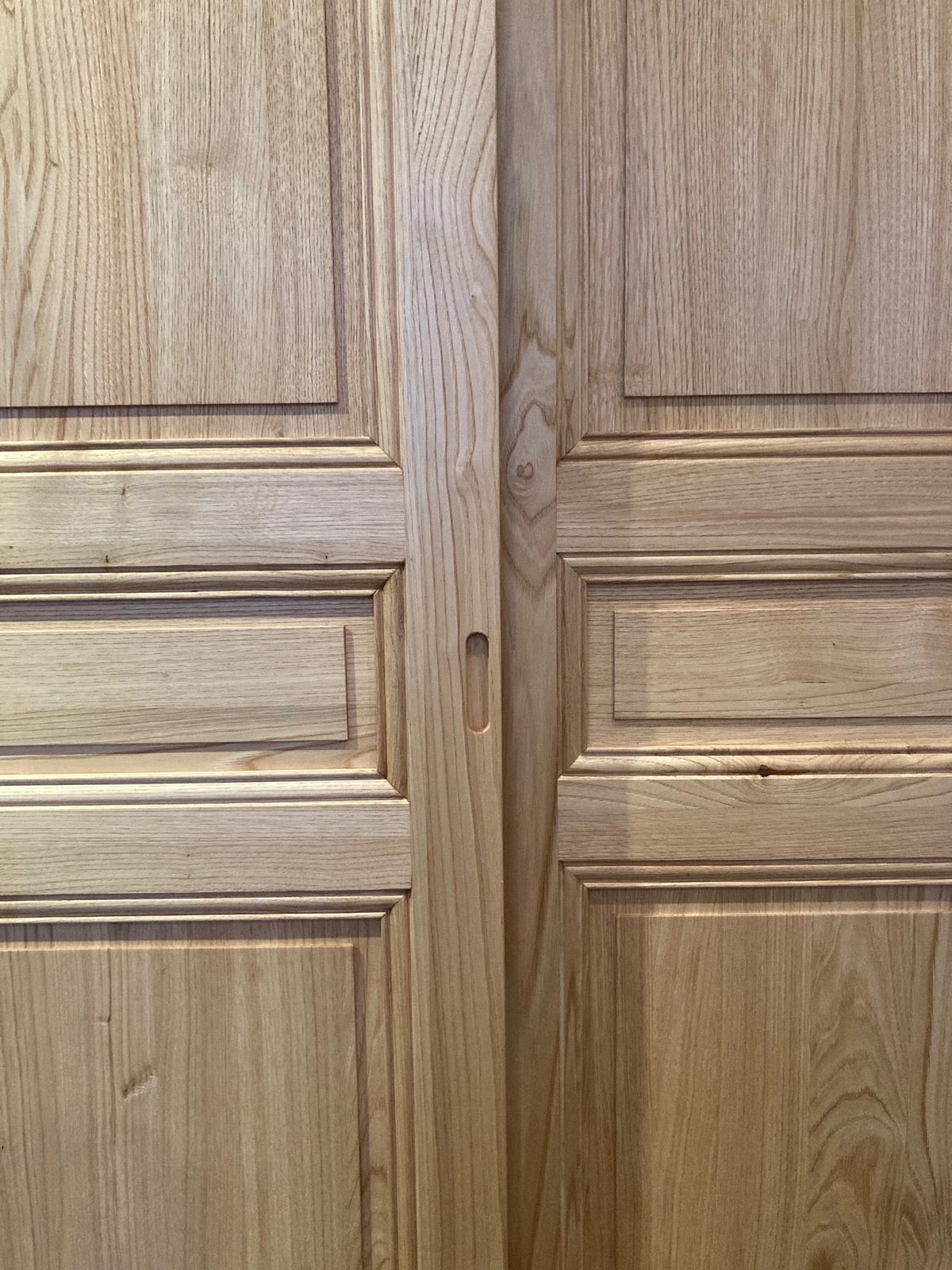 Détail de portes intérieures en bois à panneaux