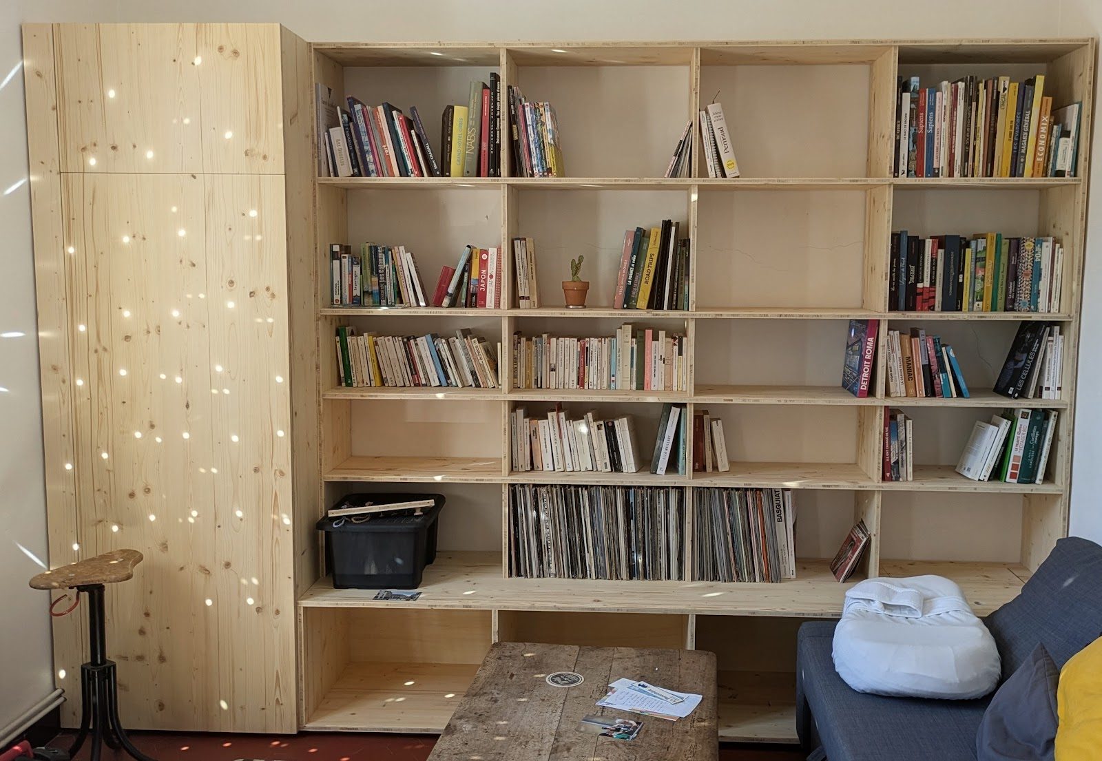 Bibliothèque intégrée en bois réalisée et installée dans un intérieur