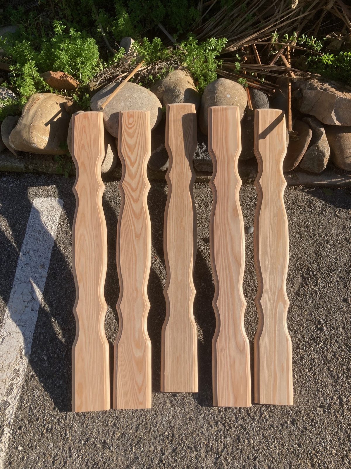 Ensemble de pièces tournées en bois posées à l’atelier