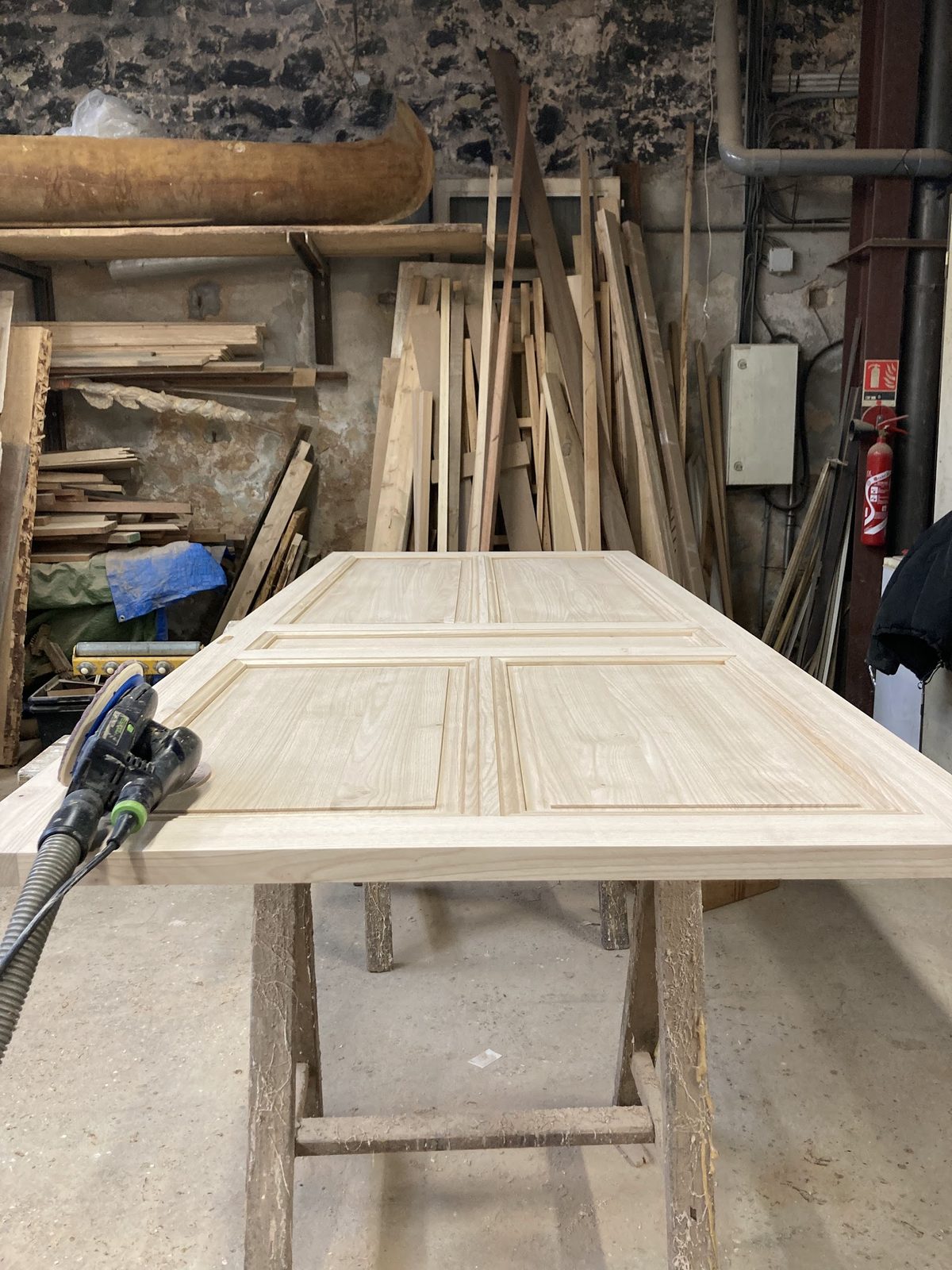 Plan de travail en bois en cours de fabrication à l’atelier