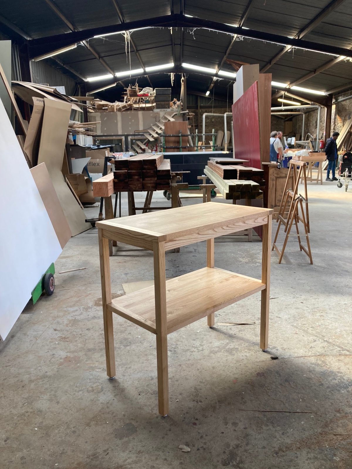 Vue de l’atelier de menuiserie et de ses établis