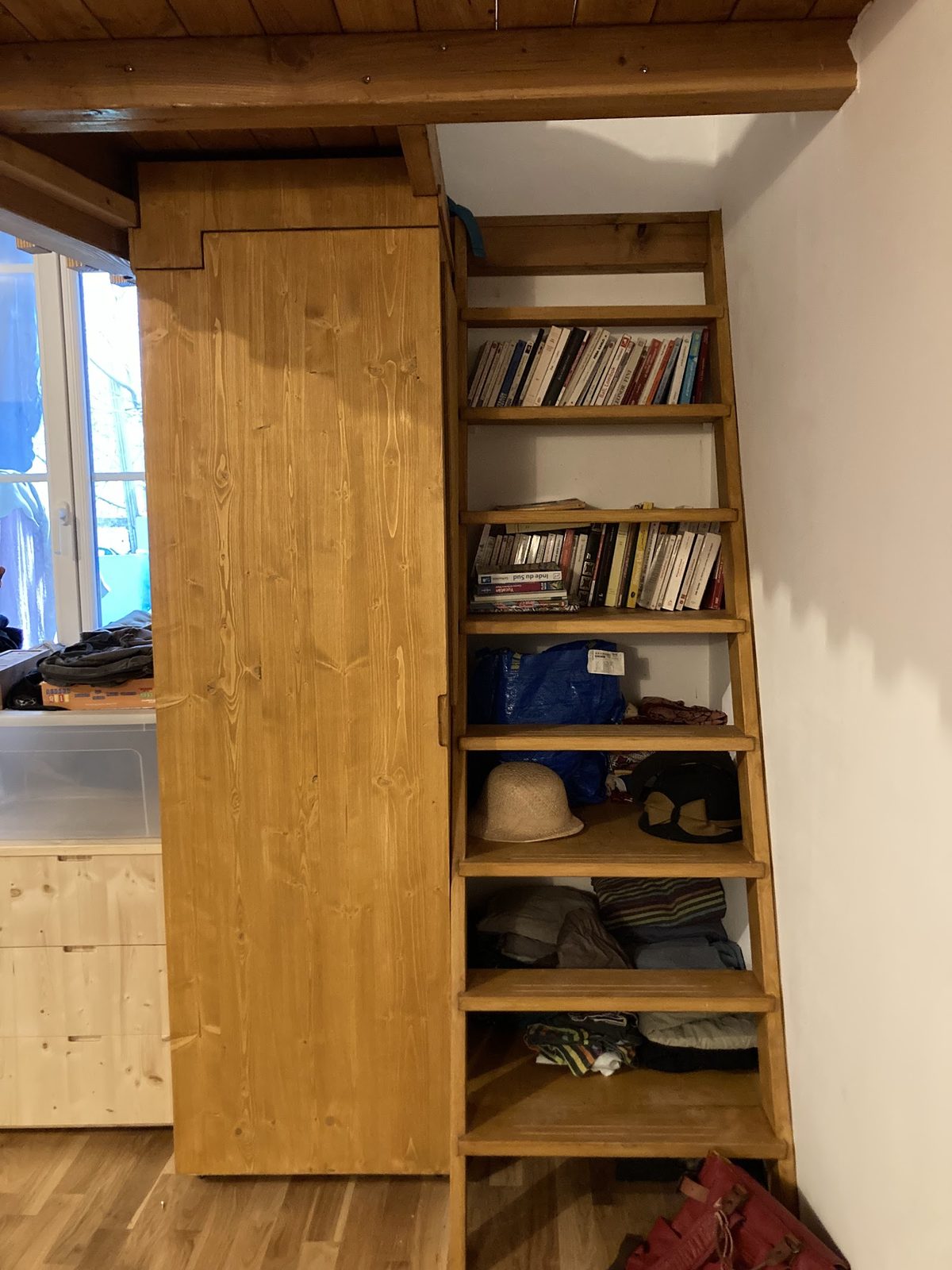Rangement intégré en bois avec étagères ouvertes