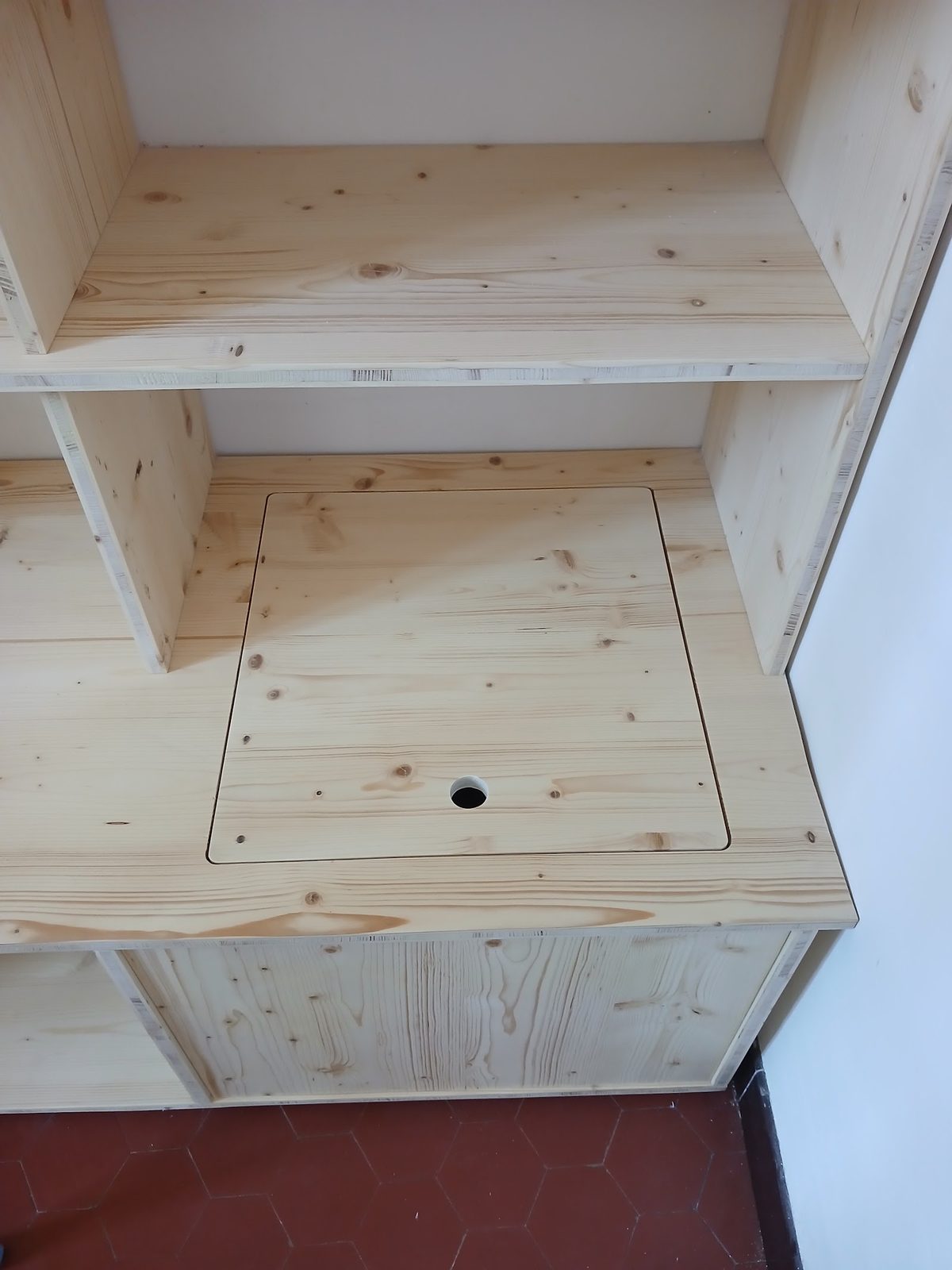 Tiroir et assemblage en bois en cours de fabrication